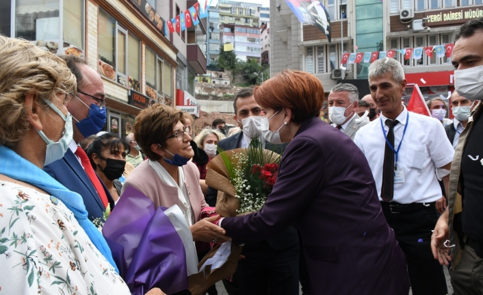 İYİ Parti Genel Başkanı Meral Akşener, Artvin’de esnafı ziyaret etti
