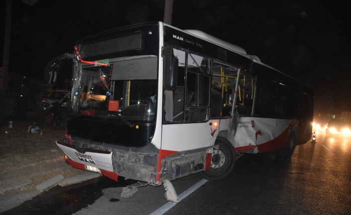 İzmir’de belediye otobüsü ile tır çarpıştı: 12 yaralı