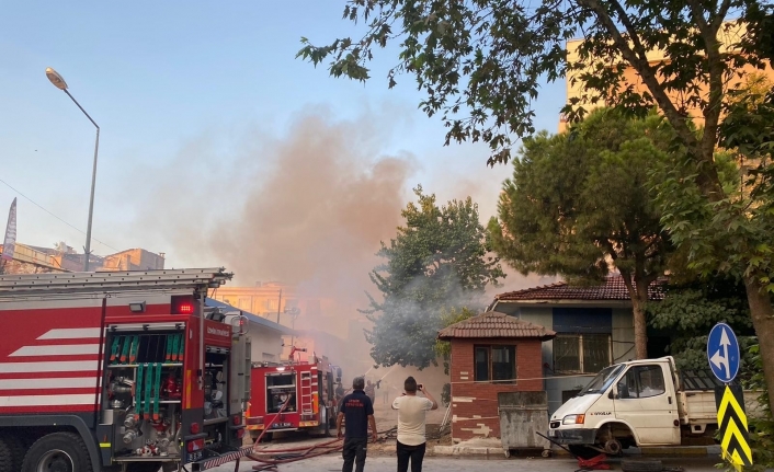 İzmir’de korkunç olay: Çatı çöktü, itfaiye eri alevlerin içine düştü