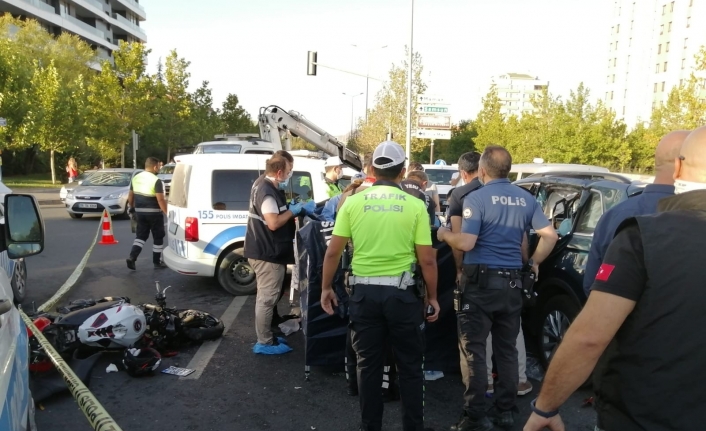 Son sürat giden motosiklet sürücüsü otomobile çarptı: 1 ölü, 2 yaralı