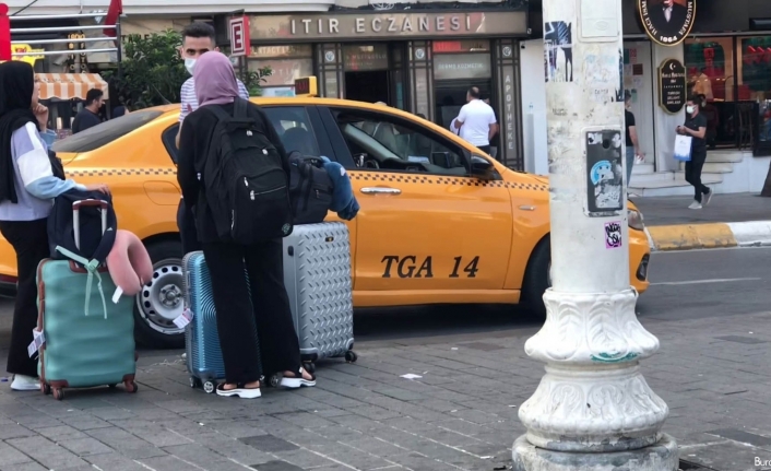 Taksim’de turistler yine taksiye binemedi