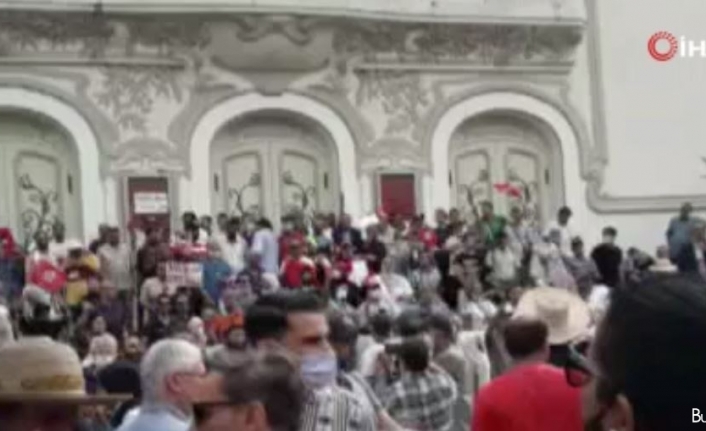 Tunus’ta Cumhurbaşkanı Said’in 25 Temmuz kararlarına karşı ilk büyük protesto