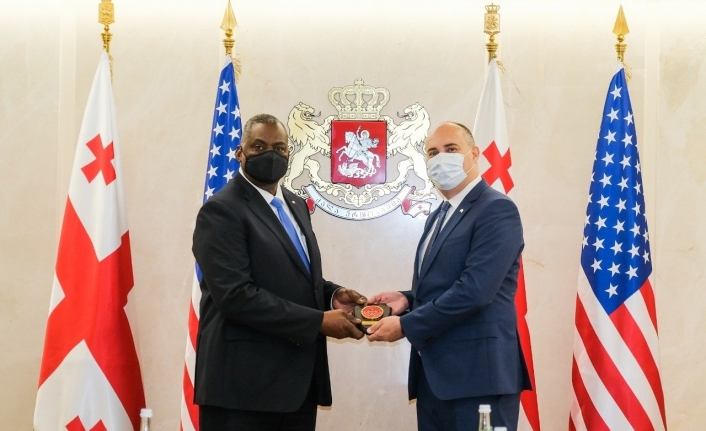 ABD Savunma Bakanı Lloyd Austin, mevkidaşı Juansher Burchuladze ile Gürcistan’da bir araya geldi