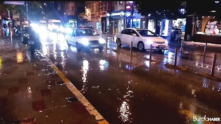 Bandırma’da sağanak yağış etkili oldu