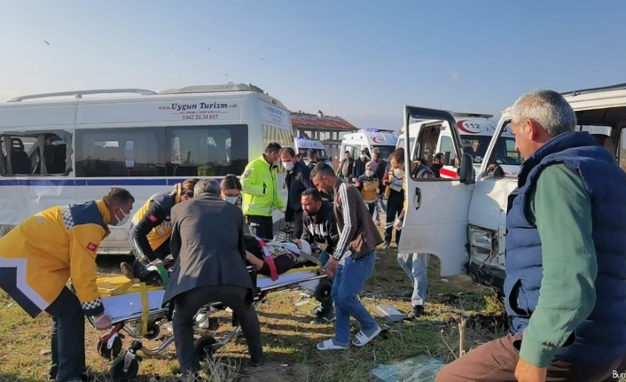 Bursa’da iki minibüsün çarpışması sonucu 15 kişi yaralandı