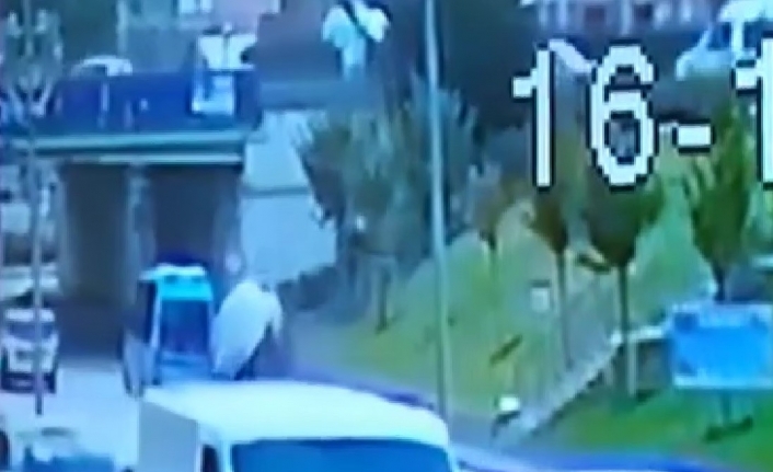 Çekmeköy’de ticari aracın kaldırımdaki 3 kişiye çarpma anı kamerada