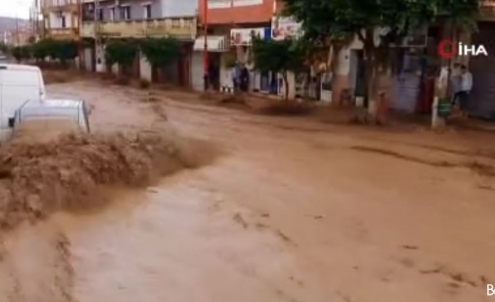 Cezayir’i sel vurdu: Onlarca araç sürüklendi, evler sular altında kaldı