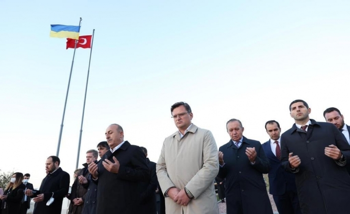 Dışişleri Bakanı Çavuşoğlu, Ukrayna’da Türk şehitliklerini ziyaret etti