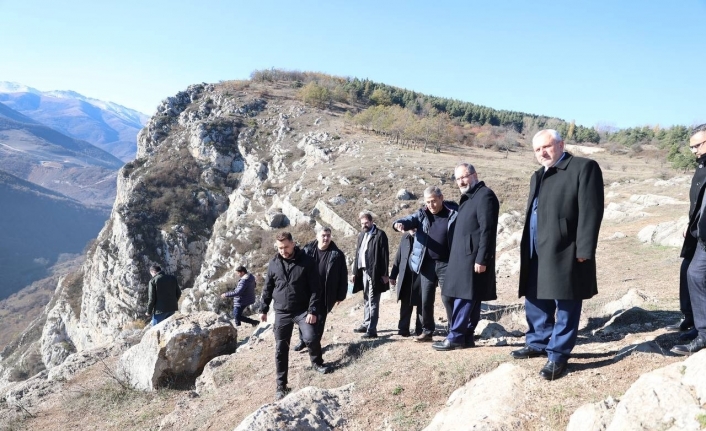 Diyanet İşleri Başkan Erbaş, Azerbaycan’ın işgalden kurtarılan topraklarında şehitler için dua etti