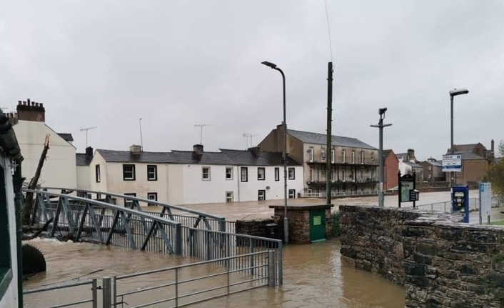 İngiltere’de sel: Nehirler taştı, yollar sular altında kaldı