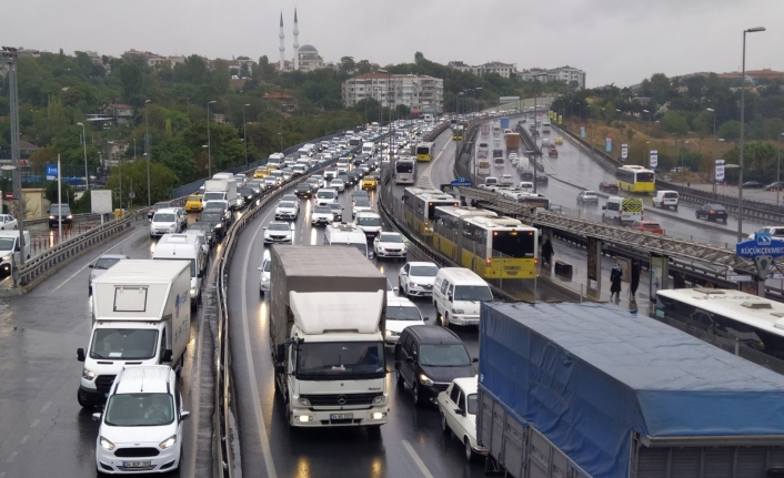 İstanbul’da yağışın etkisiyle trafik yoğunluğu arttı