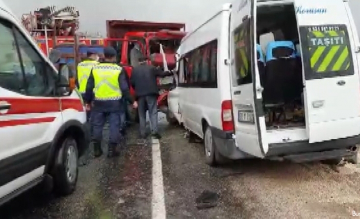 Kamyonetle minibüs çarpıştı: 1 ölü, 12 yaralı