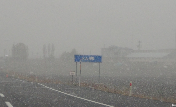 Kars şehir merkezine mevsimin ilk karı yağdı
