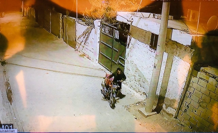 Şanlıurfa’da motosikletin çalınma anı kameraya yansıdı