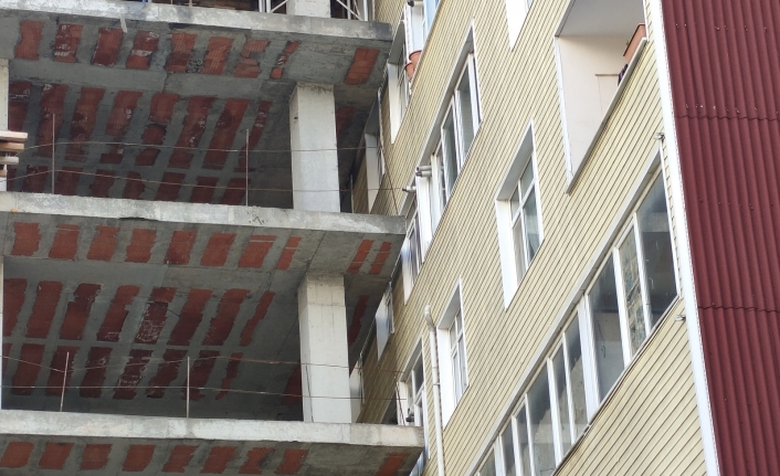 Şişli’de ilginç görüntü: Bina inşaatı 40 yıllık apartmana dayandı