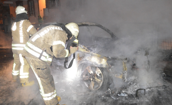 Sultangazi’de söndürme çalışmaları sırasında otomobilin patladığı anlar kamerada