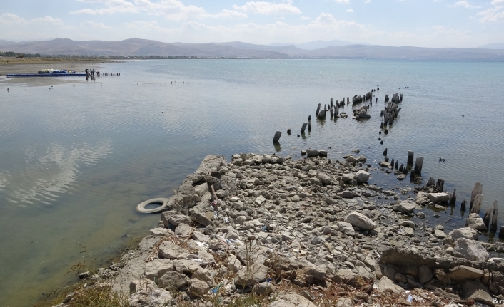 Van Gölü’nde suyun çekilmesi ile yüz yıllık iskele ortaya çıktı