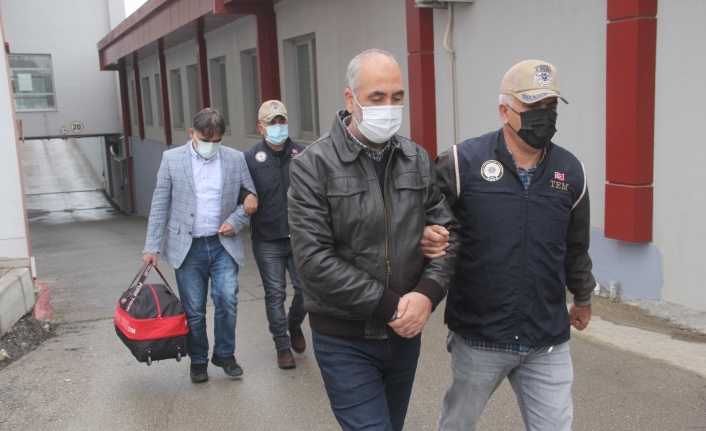 Adana’da FETÖ operasyonunda gözaltına alınan 8 zanlı adliyeye sevk edildi