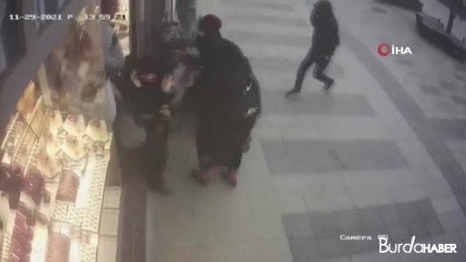 Arnavutköy’de şiddetli rüzgarla düşen tabela kadına çarptı