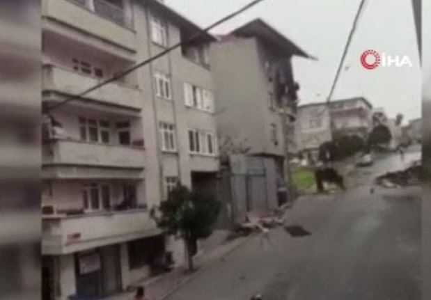 Avcılar’da binanın çatısı yola uçtu, motosikletli kaçmak yerine izledi