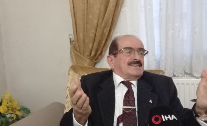 Emekli öğretmen Rifat Koçak 56 yıldır takım elbisesini ve kravatını çıkartmıyor