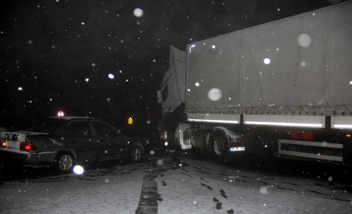 Erzincan ve Bayburt’un yüksek kesimlerinde kar yağışı etkili oldu