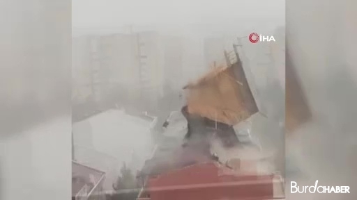 Fırtınada çatının uçma anı kamerada