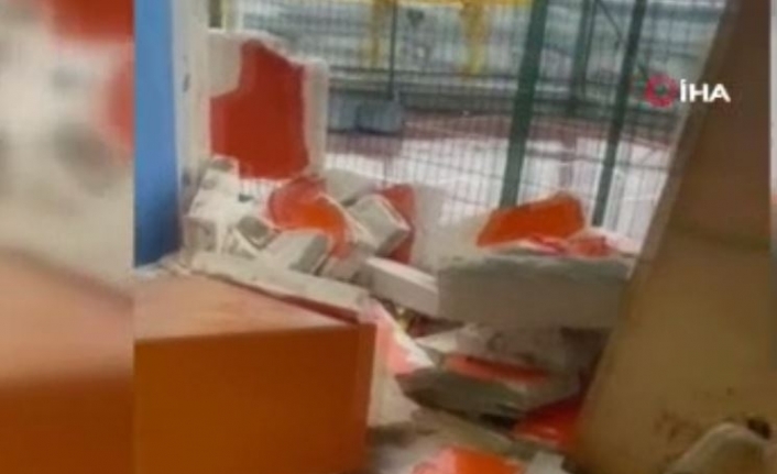 Halkalı’da özel bir kolejin duvarı yıkıldı