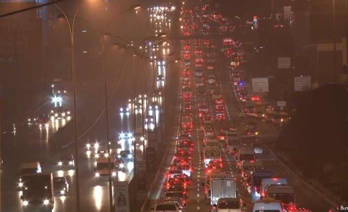 İstanbul’da lodos ve yağışlı hava trafiğini felç etti, yoğunluk yüzde 78’e ulaştı