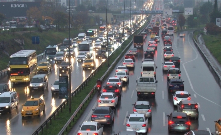 İstanbul’da sağanak yağış etkili oldu: İş çıkışı trafik kilitlendi