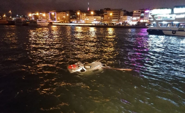 Kadıköy’de batan tekneyi Kıyı Emniyeti kurtardı