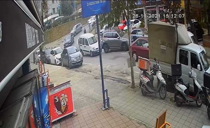 Kadıköy’de kadın sürücü fren yerine gaza bastı, ortalık savaş alanına döndü