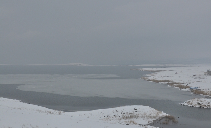 Kars’ta Çıldır Gölü donmaya başladı