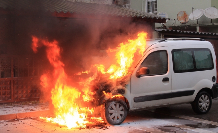 Kartal’da seyir halinde olan otomobil alev alev yandı