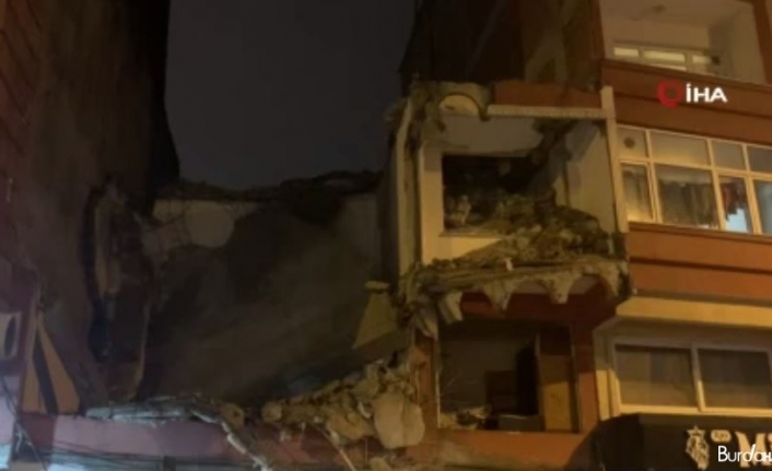 Kentsel dönüşüm aşamasındaki binanın bir kısmı fırtınada yıkıldı