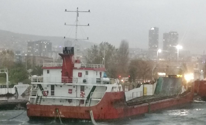 Maltepe’de lodos nedeniyle gemi karaya oturdu