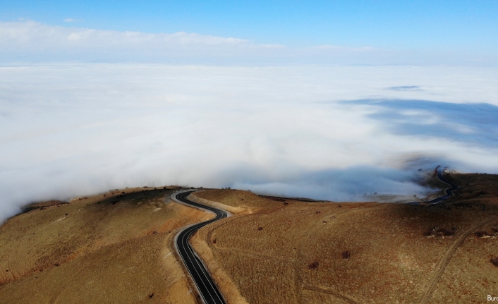 Muş’ta karlı dağlarla birleşen sis bulutları kartpostallık görüntüler oluşturdu