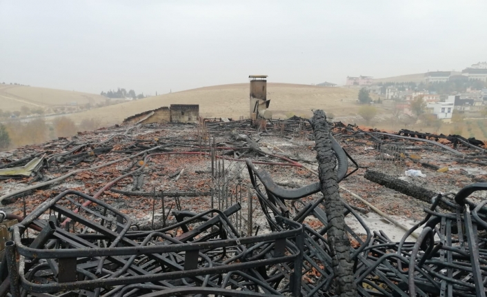 Okul çatısı alev alev yandı, kimsenin olmaması faciayı önledi