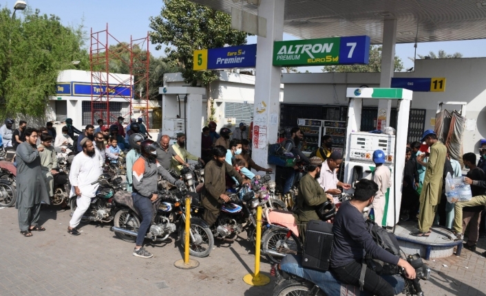 Pakistan’da akar yakıt istasyonları önünde uzun kuyruklar oluştu