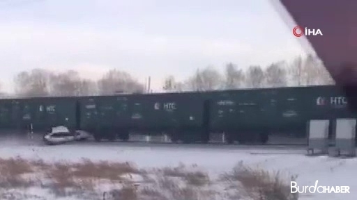 Rusya’da yük treni altına aldığı aracı metrelerce sürükledi: 1 ölü