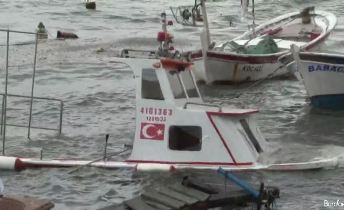 Şiddetli rüzgar balıkçı teknelerini de vurdu, 7 tekne alabora oldu
