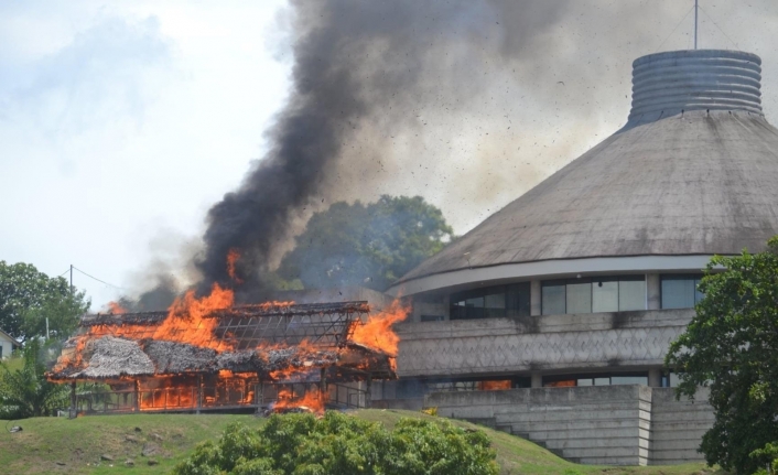 Solomon Adaları’nda protestocular parlamentoyu bastı