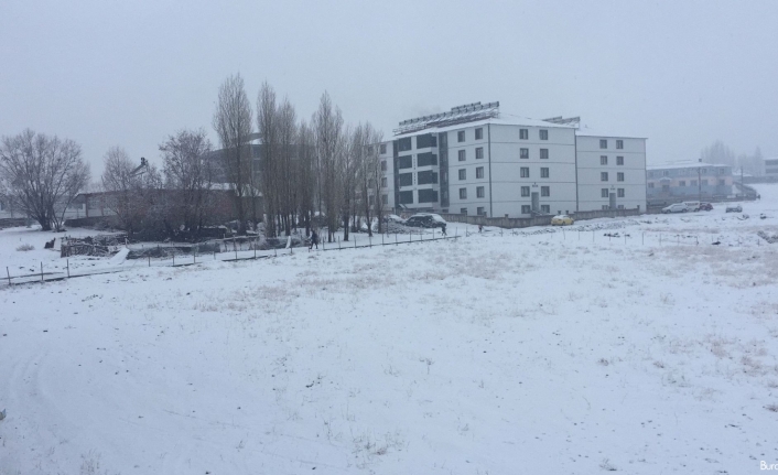 Yılın 5 ayını kar altında geçiren Karlıova beyaza büründü
