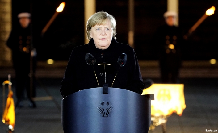 Başbakanlığı devredecek olan Merkel’e Alman ordusundan veda töreni
