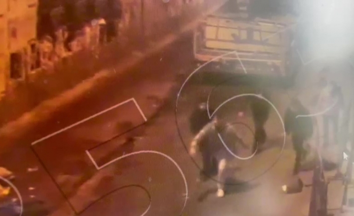 Beyoğlu’nda “omuz atma” kavgasında Amerikalı turiste bıçaklı saldırı kamerada