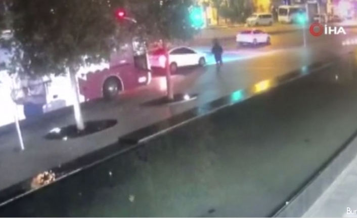 Beyoğlu’nda trafik ışıklarında silahlı saldırı kamerada