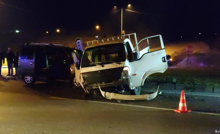 Hafif ticari araç ile kamyonet çarpıştı: 3 yaralı