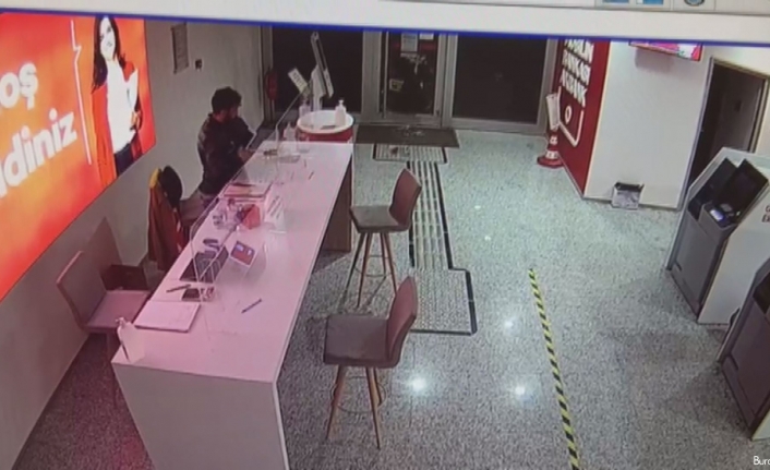 İzmir’de bankada yaşanan hırsızlık anı güvenlik kamerasına yansıdı