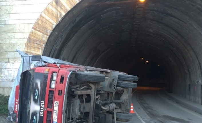 Kontrolden çıkan kamyon tünelde devrildi