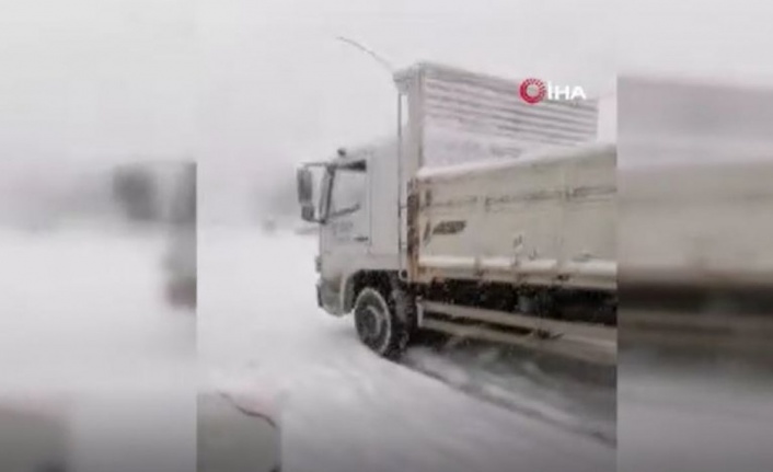 Buzlu yolda araçlara çarpan kamyon sürücüsüne tepki